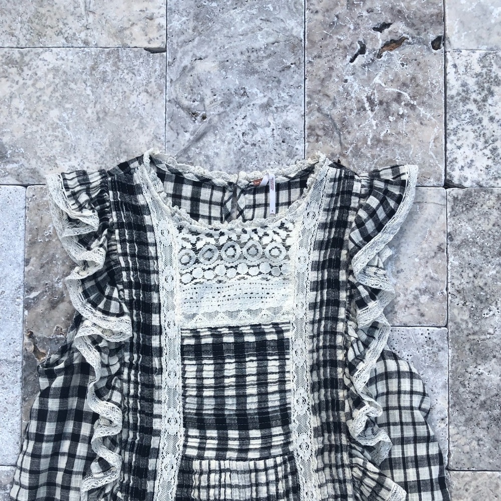 Cute little crop top with ruffles front and back